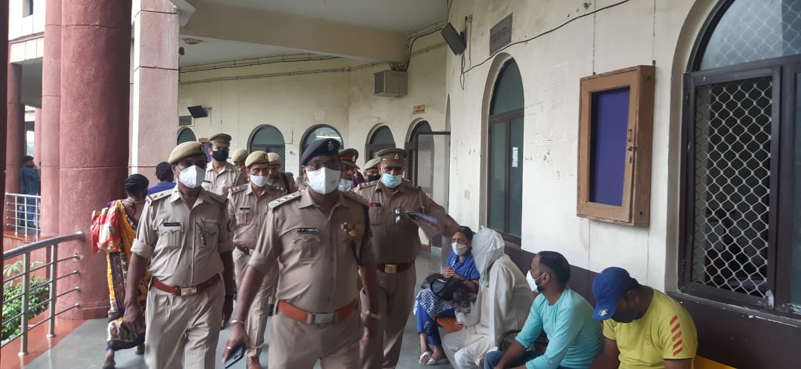 दिल्ली की रोहिण कोर्ट में शूटआउट, सघन चेकिंग अभियान चला नोएडा कोर्ट में दिल्ली की रोहिण कोर्ट में शूटआउट, सघन चेकिंग अभियान चला नोएडा कोर्ट में